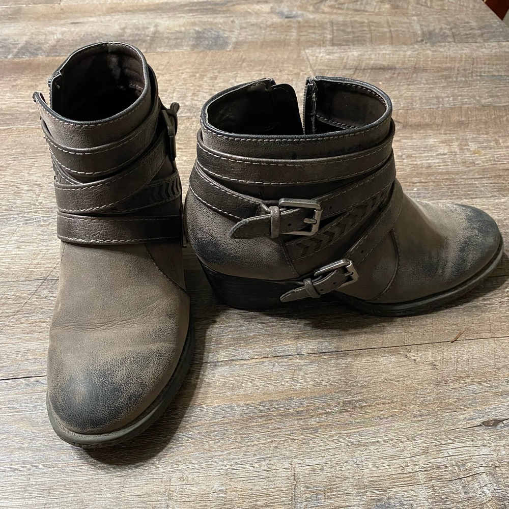 Brownish gray size 5 in women’s.